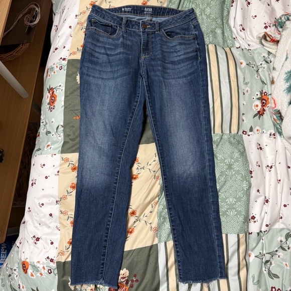 a.n.a. Skinny Ankle Jeans distressed hems - Size 6 - Picture 3 of 4
